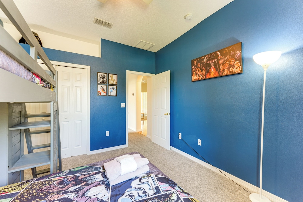 Walk to Tower Lake: Family Home in Gated Community