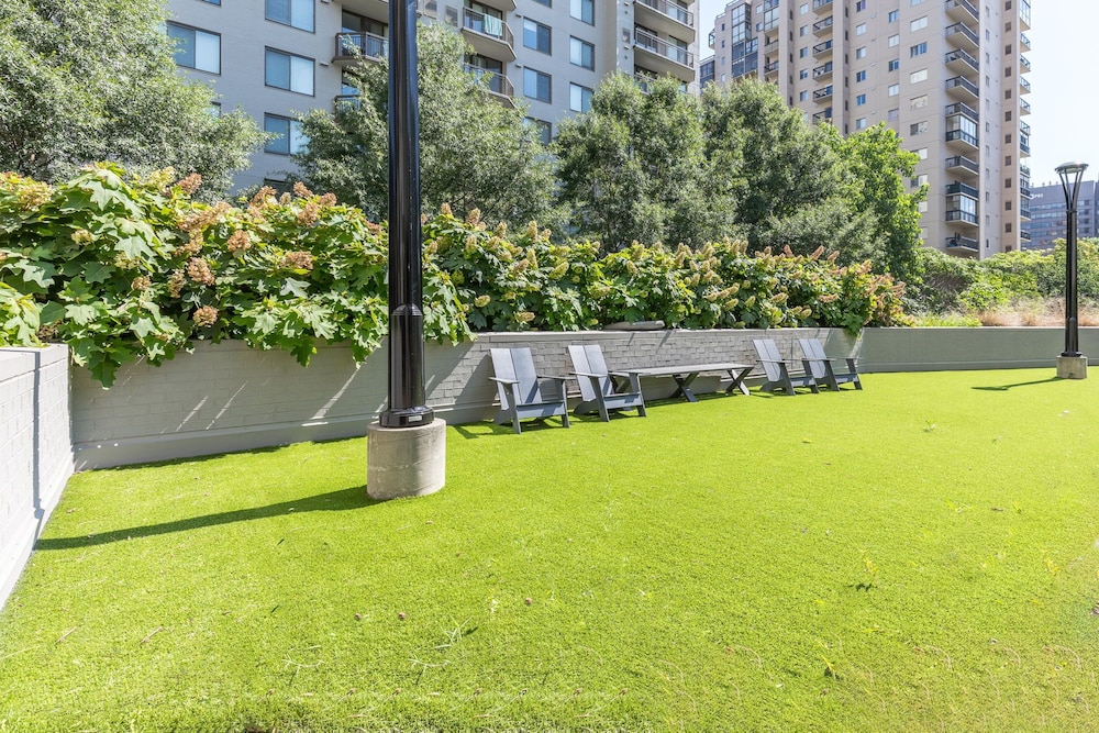 Elegant 2BR Apartment Minutes From DC
