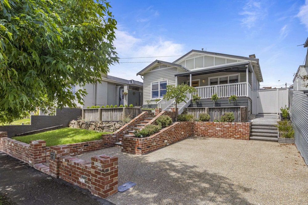 Lovely 3-bed With Alfresco Dining in Prime Suburb