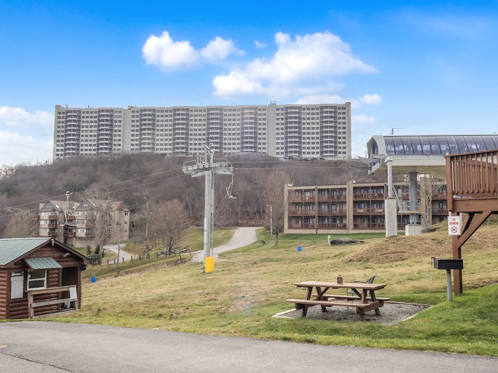 Uhost AI 2BR Condo w Balcony Great Views