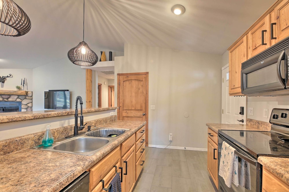 Pet-friendly Show Low Cabin w/ Trail Access!