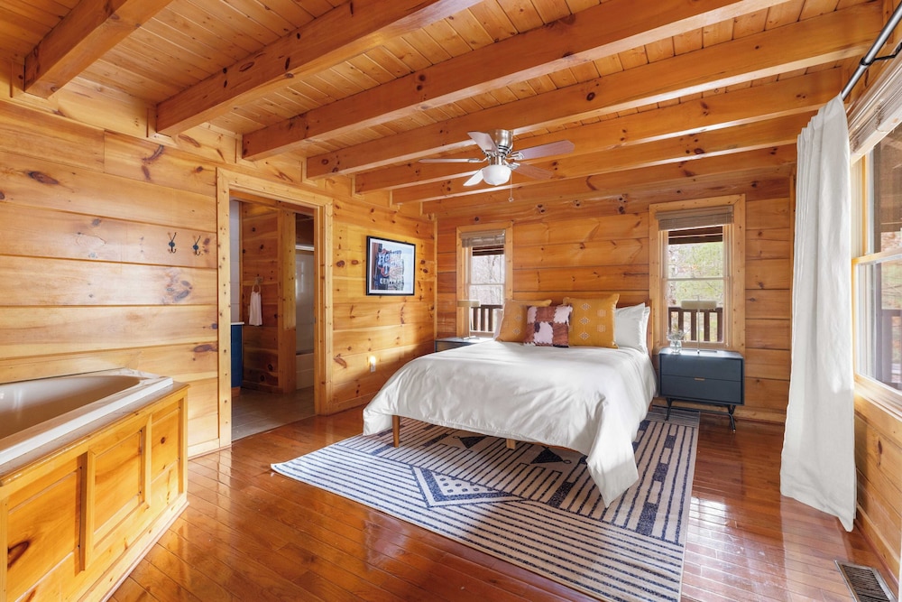 Yesteryear by Avantstay Hot Tub, 360 Deck Views and Game Room Easy Access