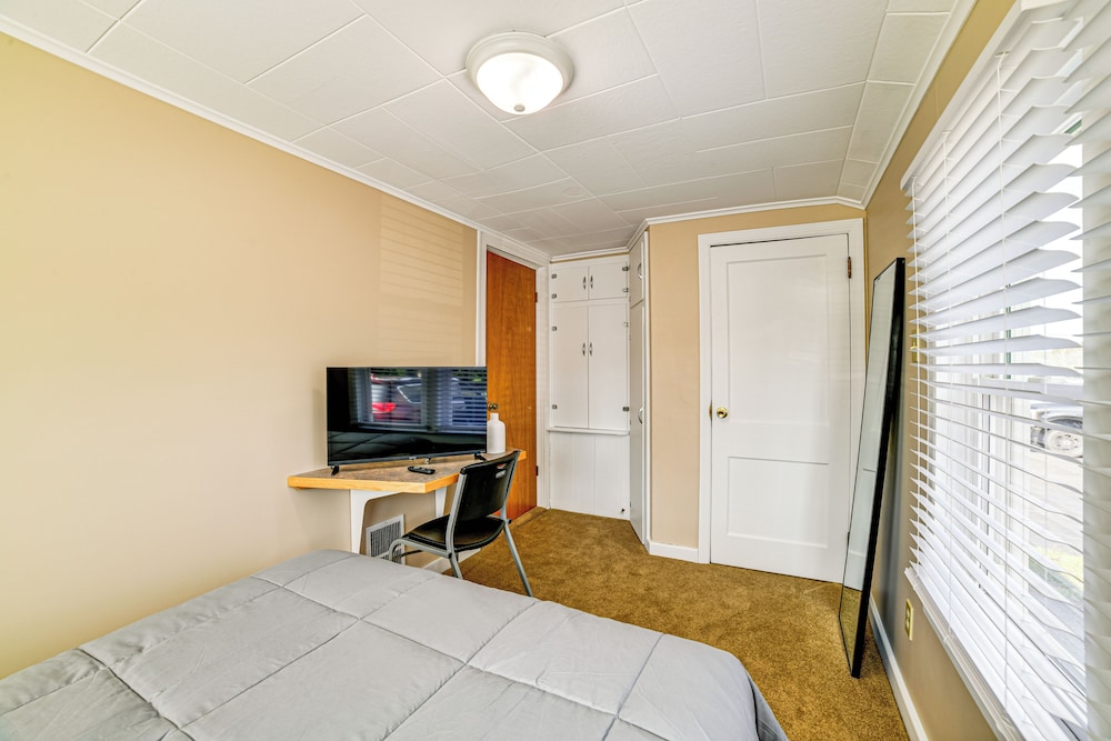 < 2 Mi to Suny Cortland: Unit w/ Private Parking