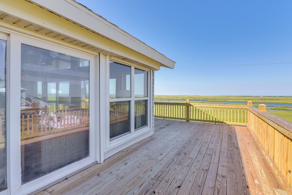 Crystal Beach Home w/ Large Deck & Bay Views! view 3