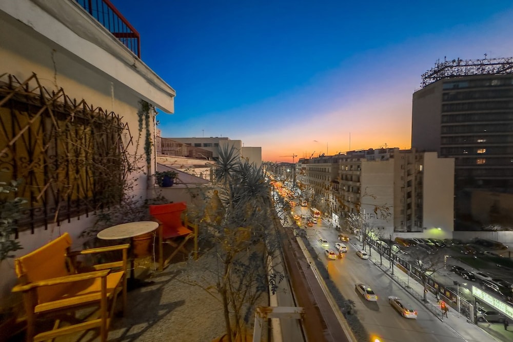 Chic 2BR Bright Penthouse With Open Wood Staircase