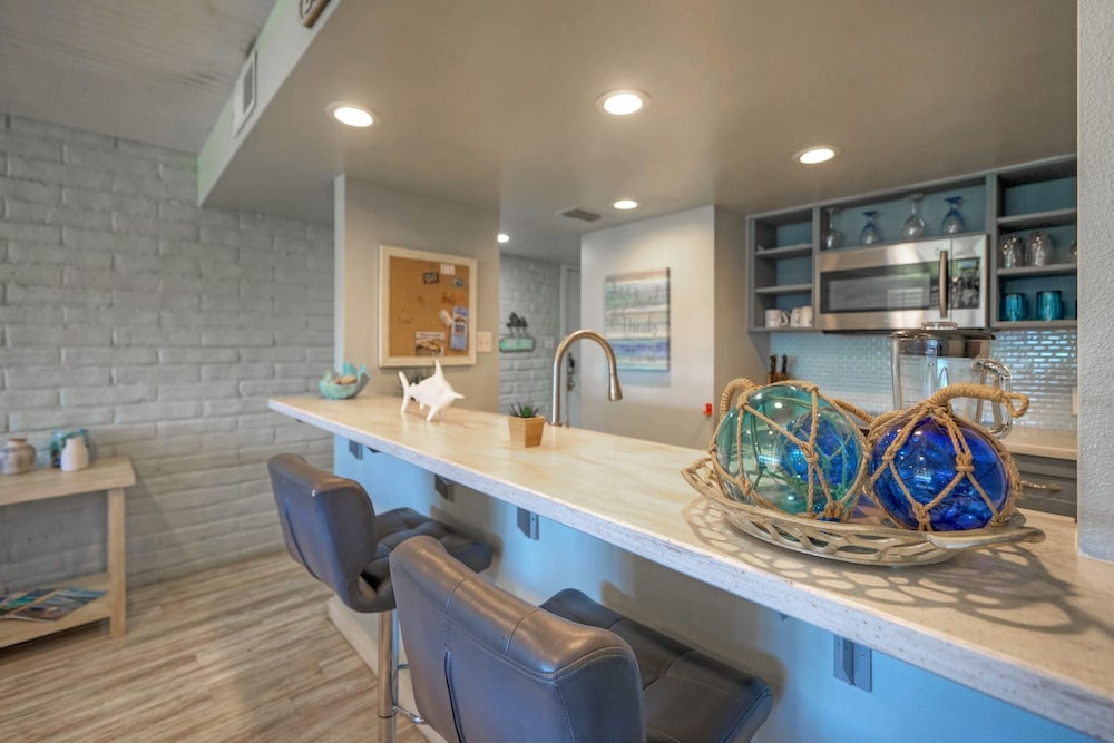Pour Me a Vacation Mins to Beach Community Pool Tennis Court Private Balcony