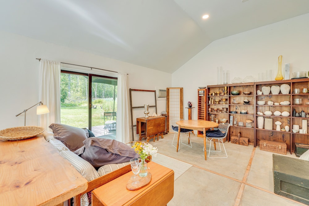 Highland 1850s Studio Barn on Sprawling 4.5 Acres!