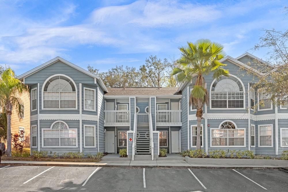 Upstay Stylish Condo w Garden Patio Near Disney