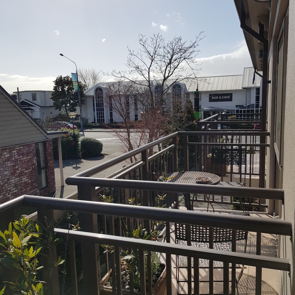 De Lago Motel Apartments