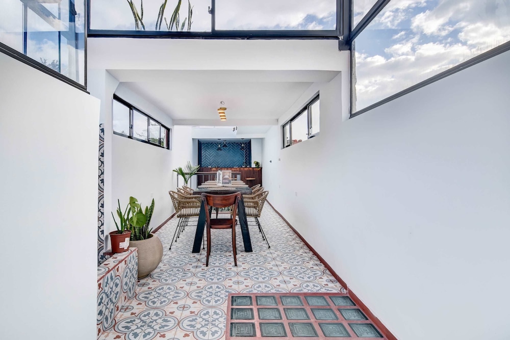 Chic 4BR Getaway in Vibrant La Candelaria