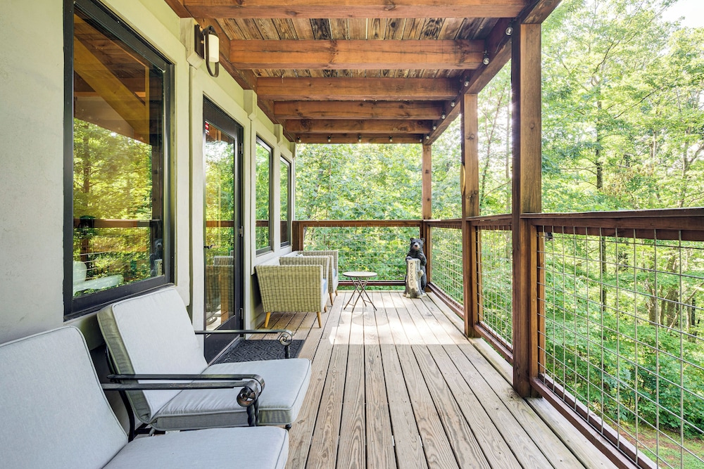 Hot Tub & Mtn Views: Modern Old Fort Hideaway!