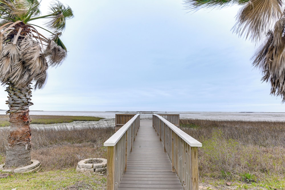 Walk to Beach: Bayfront Gilchrist Getaway!