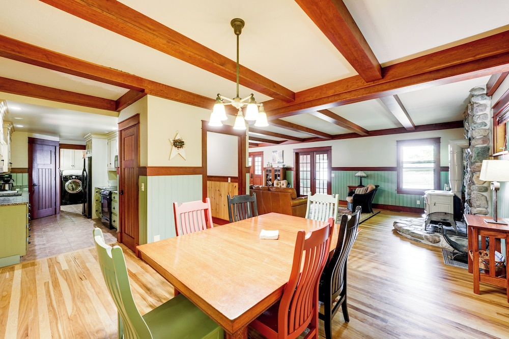 Hamlin Lake Retreat: Spacious Stay for Groups!