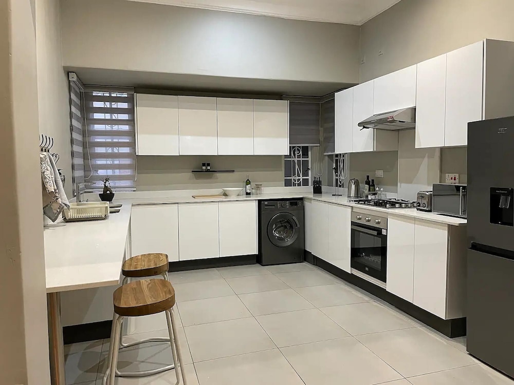 Contemporary 2 bed in Suburbs - 2081 view 4