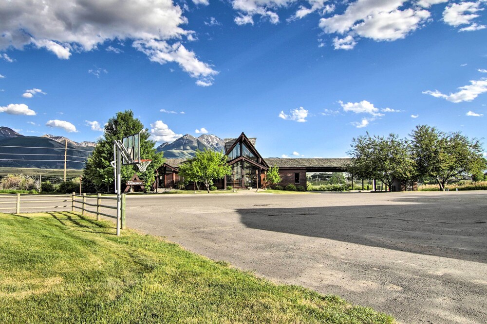 Montana's Emigrant Peaks Getaway: Apt w/ Mtn Views