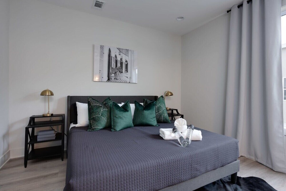 East Nash Oasis - 13 Beds - Going Fast
