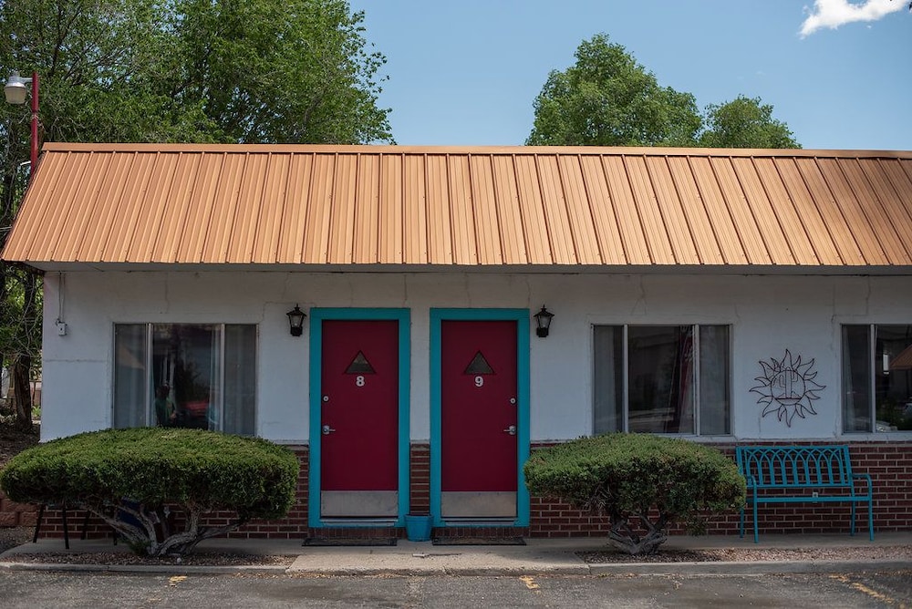 Circle R Motel