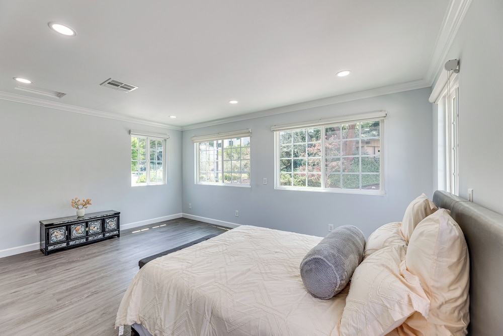 2 Mi to Rose Bowl Stadium: Mtn-view Gem w/ Patio