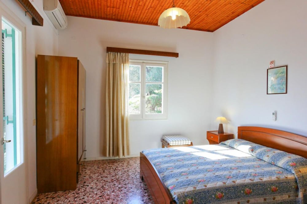 Irena Walk to Beach Sea Views A C Wifi Car Not Required - 244 view 5