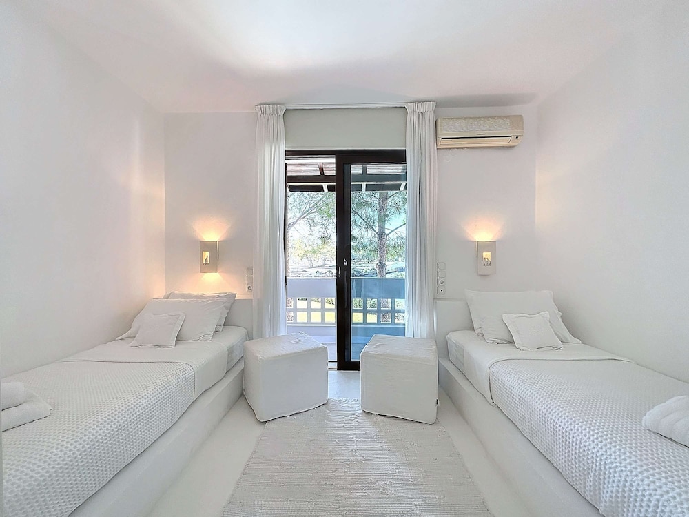 Perfect Seaside Villa Large Pool Boat Dock