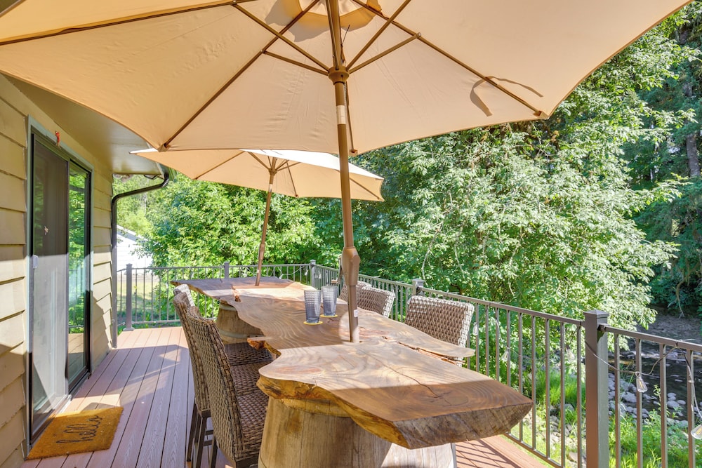 Modern Creekside Retreat 1 Mi to Spirit Mtn Casino