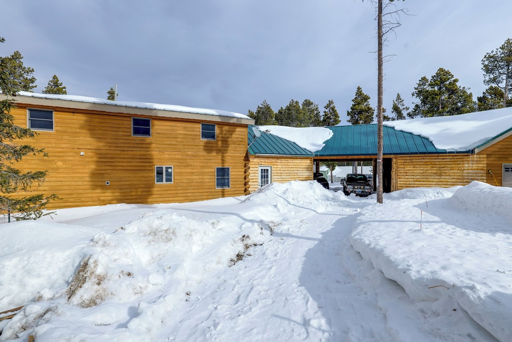 2 Mi to Skiing: Casper Cabin w/ Mtn Views!