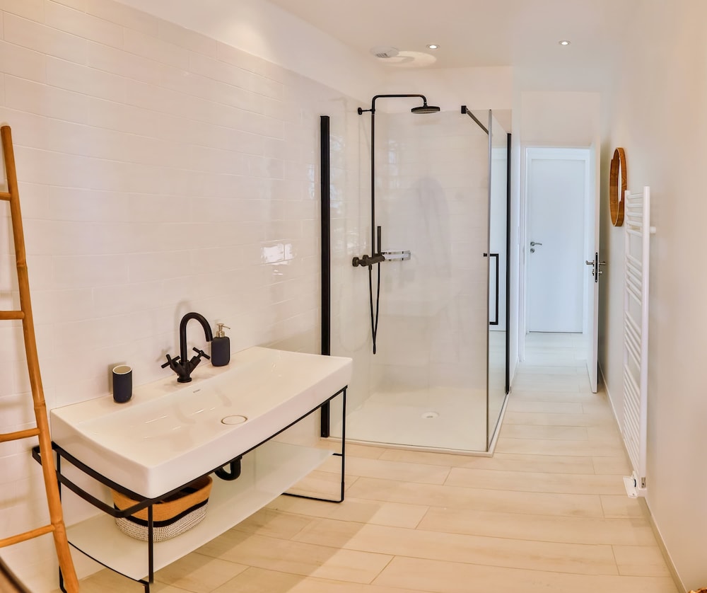 Luxurious Architect-designed Property Pool sea View