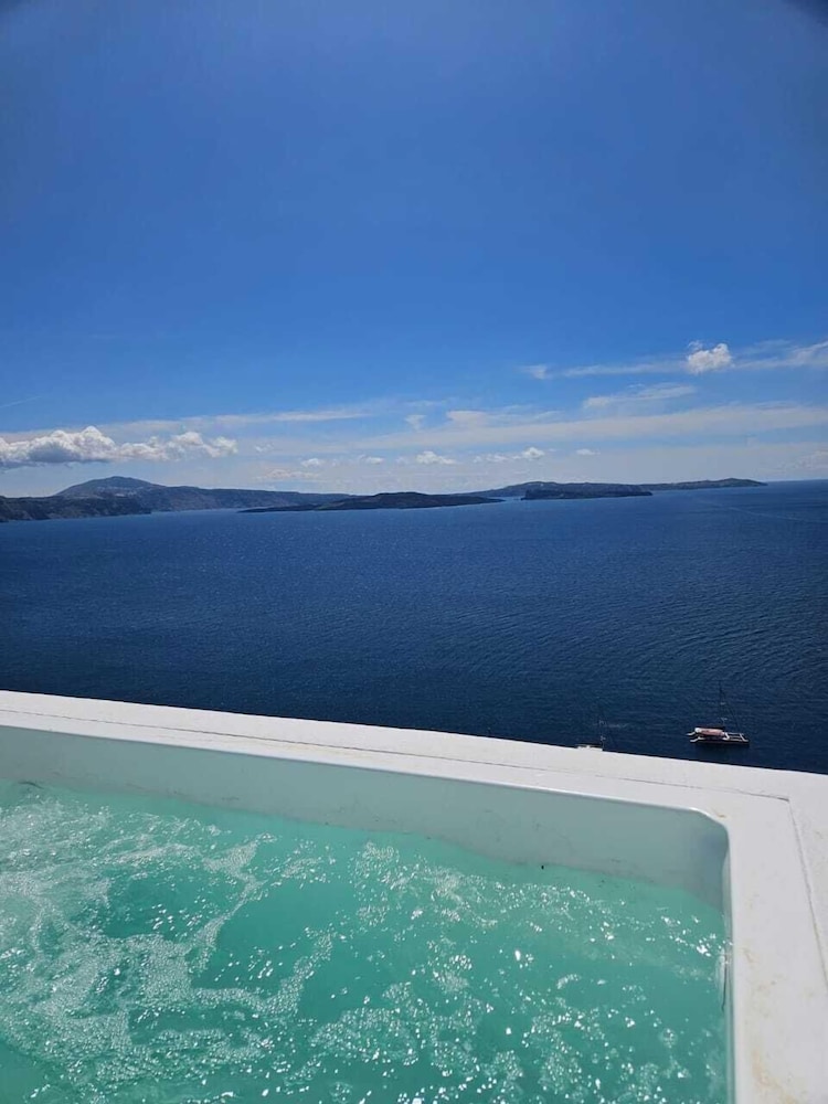 Phaos Oia Suites