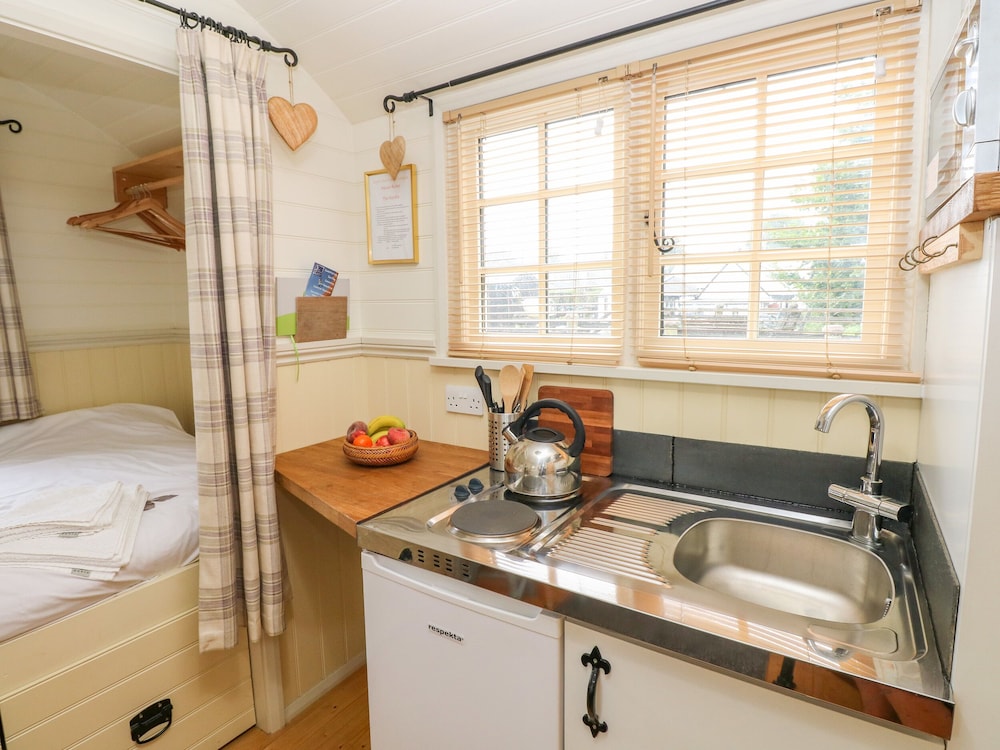 Shepherds Hut - The Hurdle view 2
