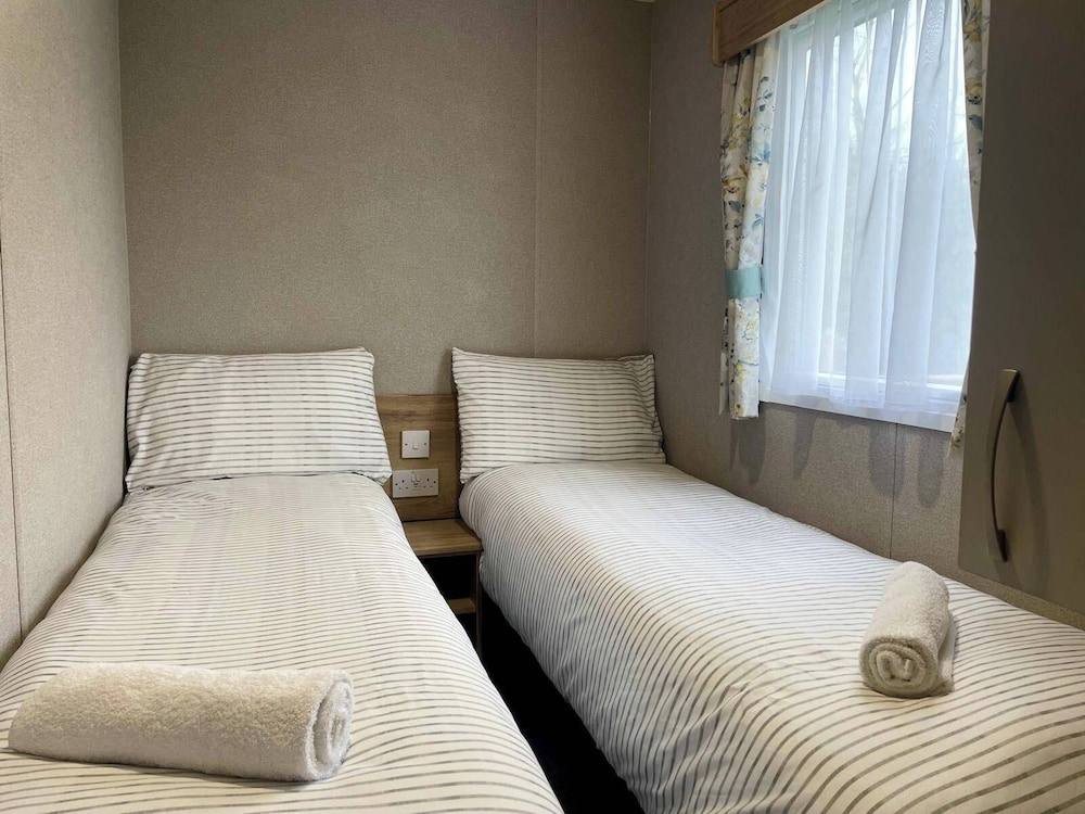 Cosy 3 Bedroom Caravan in South Cerney