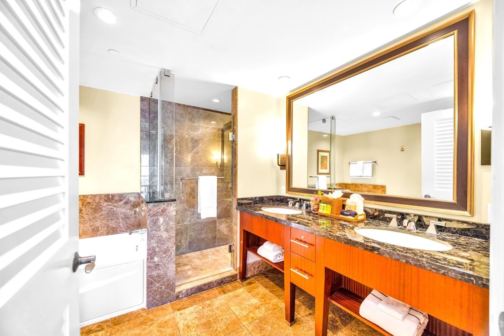 Honua Kai Hokulani 2 Free Rental Cars KBM Resorts Extra Large Lanai 2 Units, 5 Bedrooms HK Ml-1913