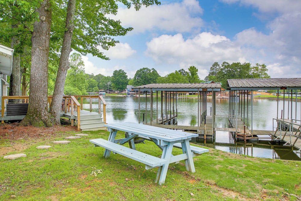 Waterfront Home on Lake Hamilton w/ Dock & 2 Decks view 5