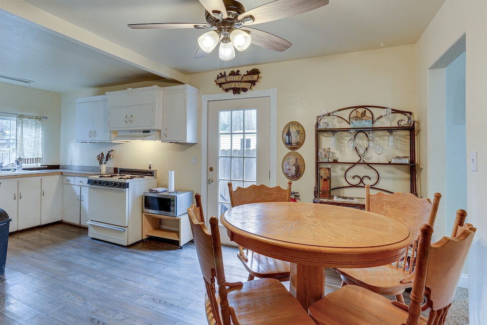 Charming Lakehead Cabin: Walk to Shasta Lake!