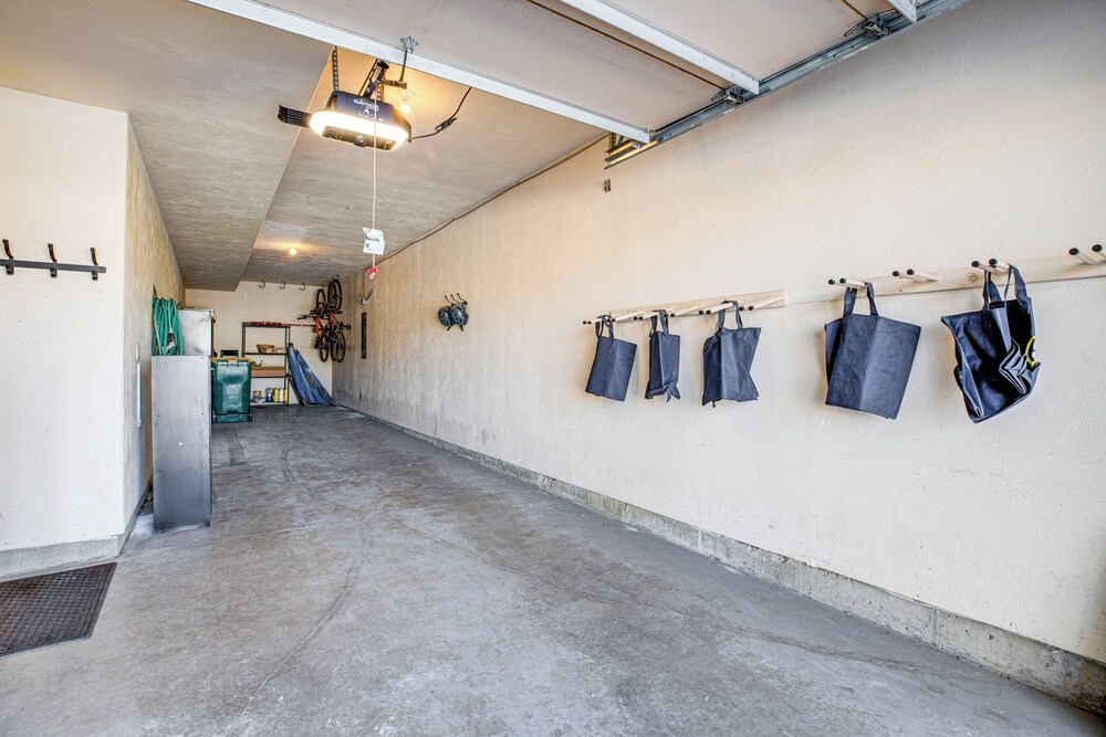 Walk to Lift! Luxe, Updated Cbmr Home w/ Mtn Views