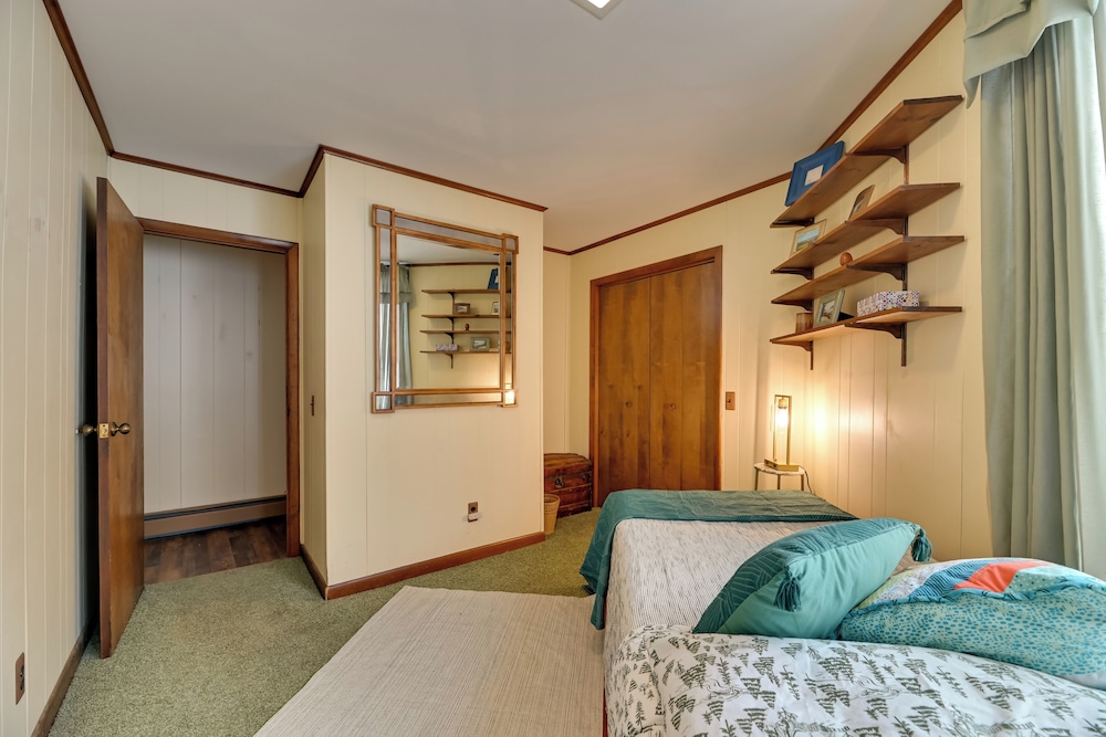 Near Canandaigua Lake: Retro Cabin w/ Deck & Views