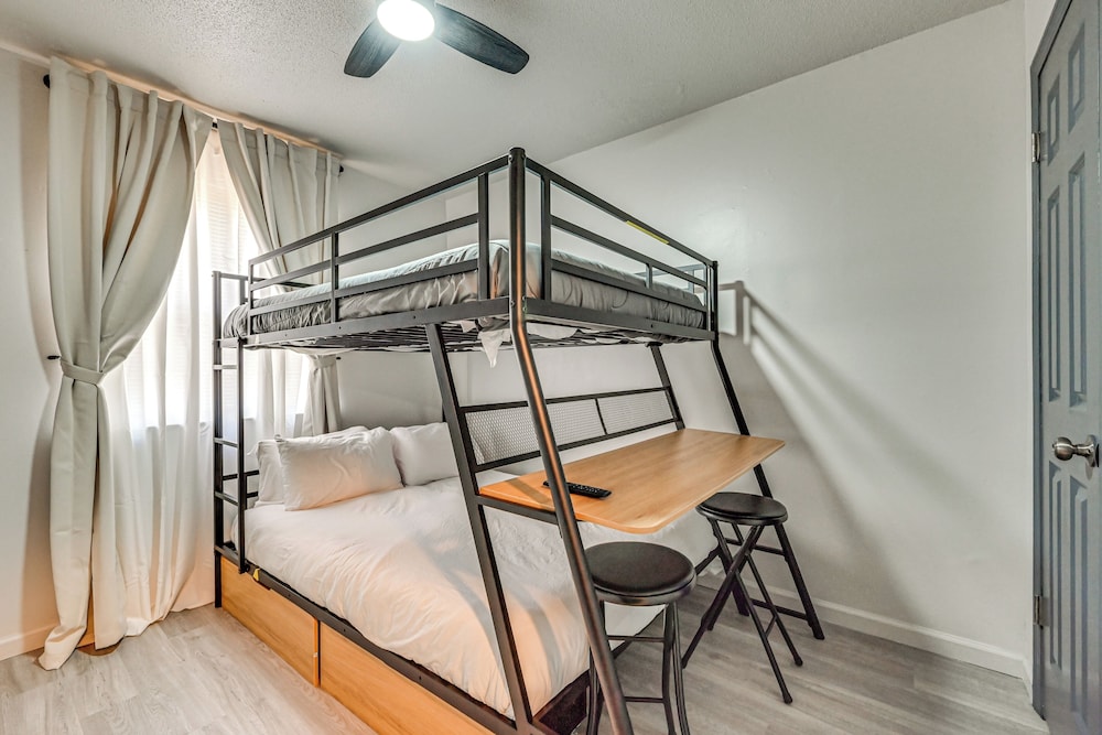 Townhome 1 Mi to Colt Park & Industrial District!