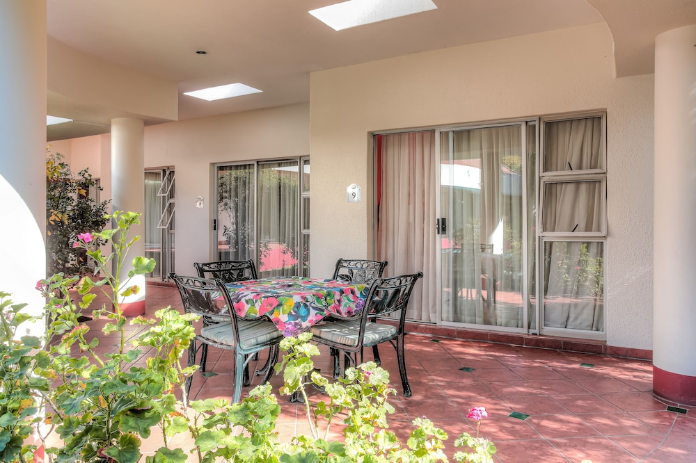 Woodmead Guest Lodge