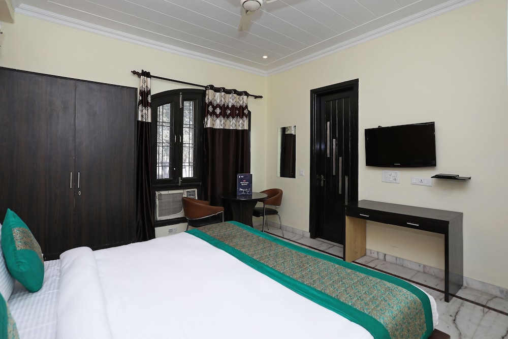 OYO 11606 Galaxy Inn
