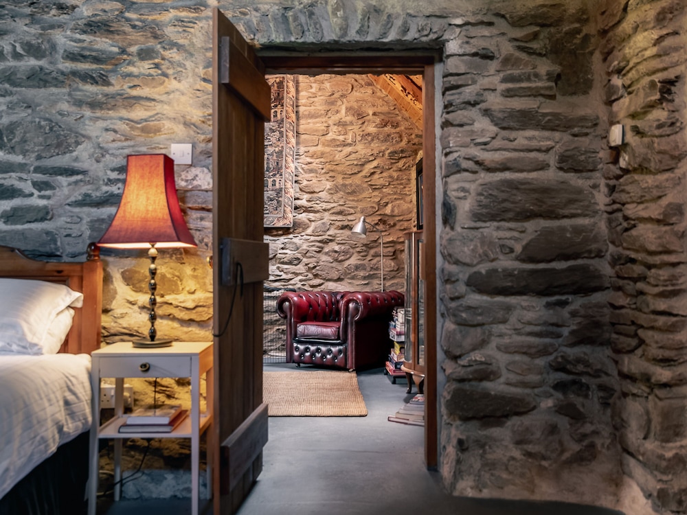 Traditional Style Thatched Cottage With Modern Amenities