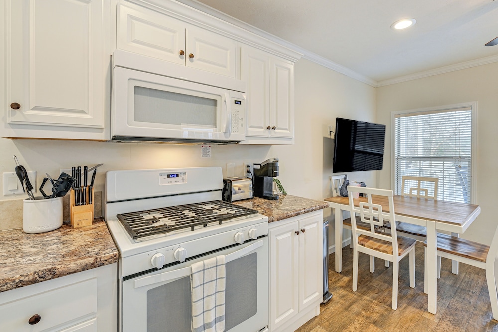 < 1 Mi to Lake Norman Marina: Home w/ Pool Access