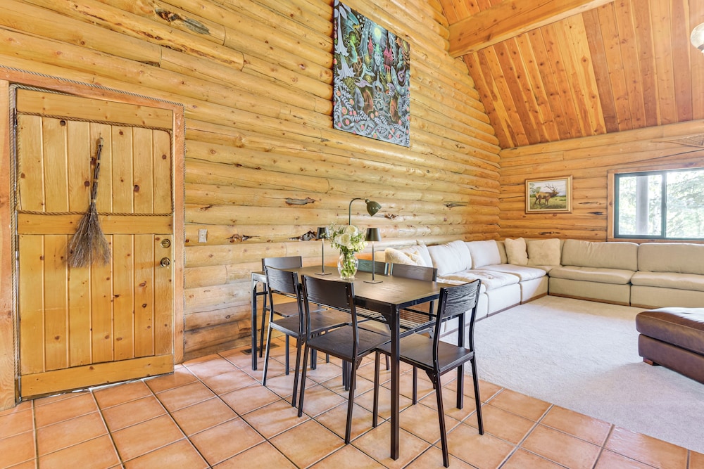 Ski, Hike & More: Homey Huntsville Retreat!