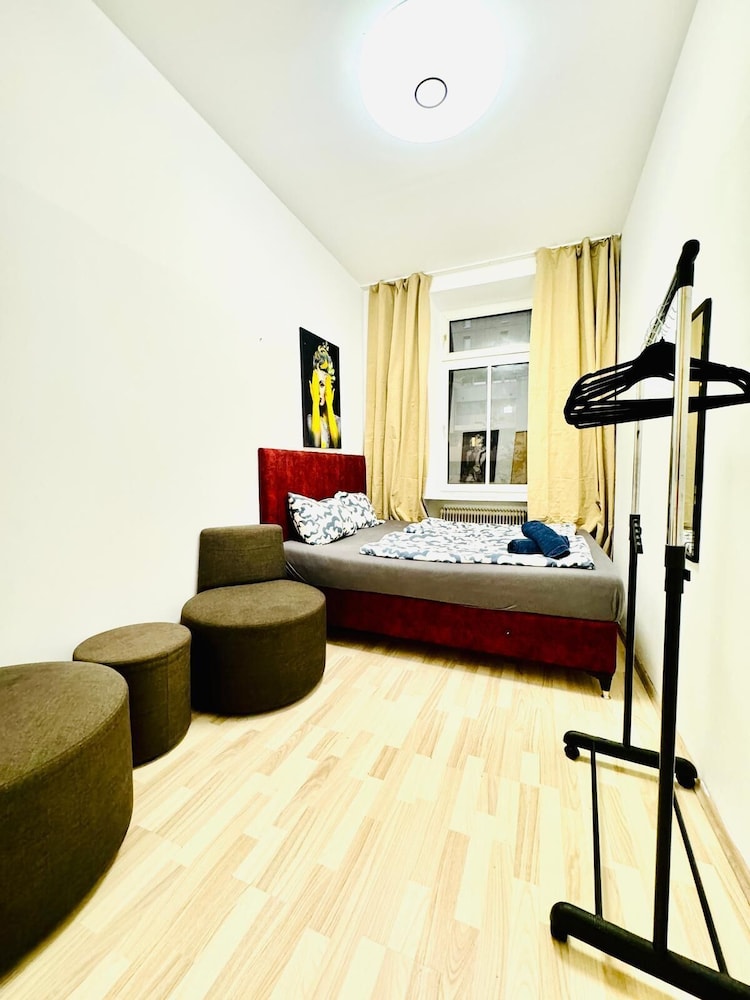 4BR Apartment for 8 Near FAC Platz