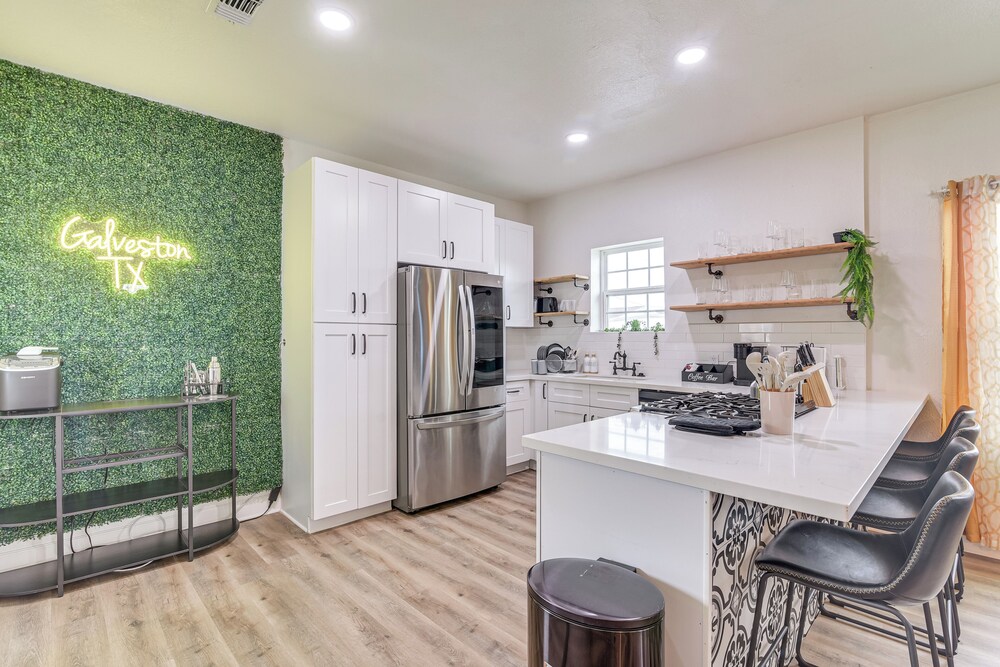 < 1 Mi to Beaches: Galveston Retreat w/ Patio!