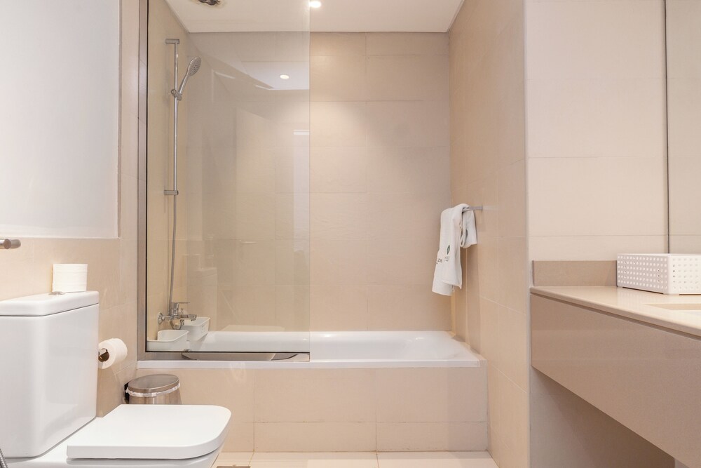 Bloomfields Luxurious 2Br Water Edge