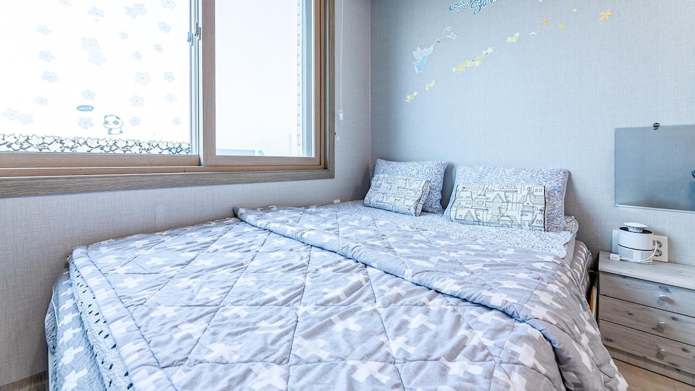 Bed & Sleeping Area