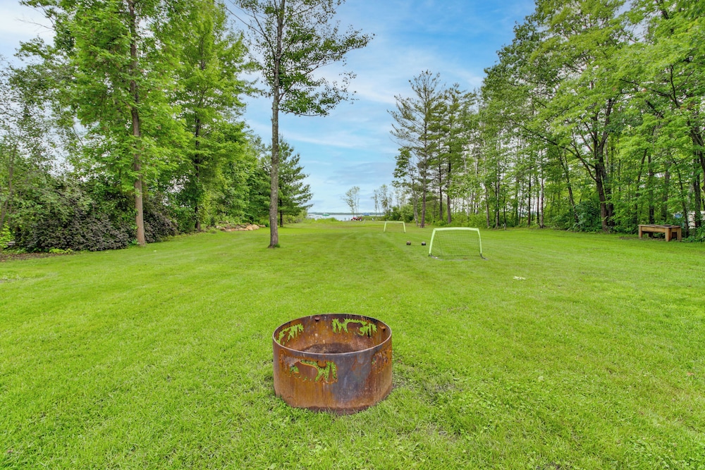 Hot Tub & Game Room: Lakefront Merrifield Retreat!