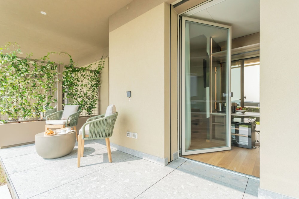 Pureview Luxury Suites, with breakfast & pool by Rent all Como