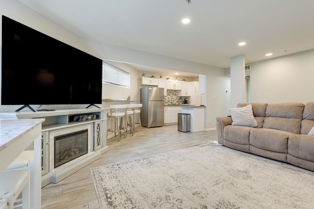 2 Mi to Old Town Scottsdale: Sleek Apartment