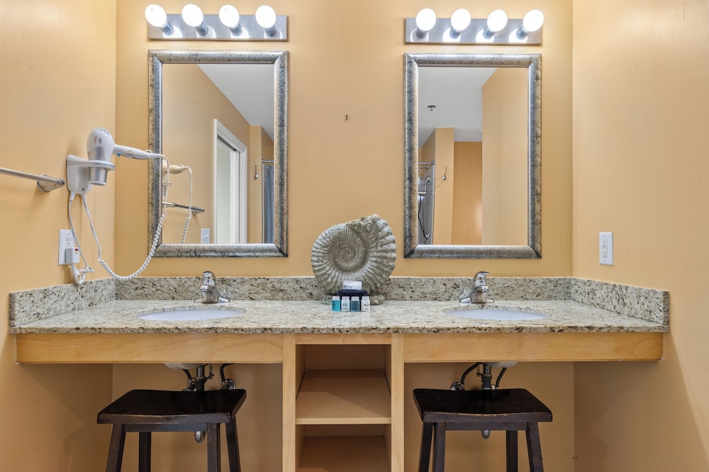 Anchor's Way! Come Visit Our Beautiful 2 BR, 2BA Oceanfront Retreat! Sleeps 6!