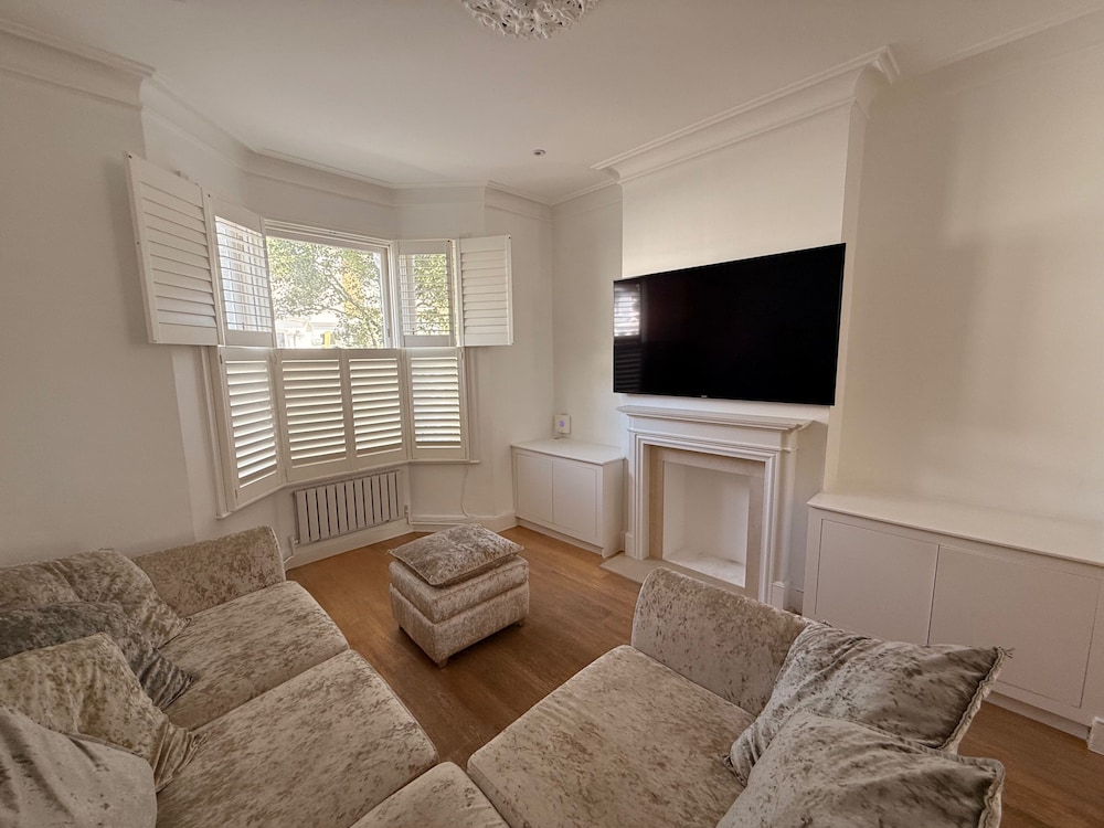 5 Bed House - Sleeps 8 - Pets - Parking - Wifi